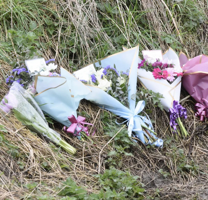 Цветы на берегу реки Уитэм, где нашли Холли Метсон