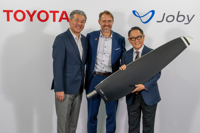 Хироки Накадзима, технический директор Toyota Motor Corporation, ДжоБен Бевирт, основатель и генеральный директор Joby Aviation, и Акио Тоёда, председатель Toyota Motor Corporation. Фото: Joby Aviation.