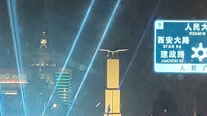 На вершине монумента самолёт. Фотка всратая зато моя)