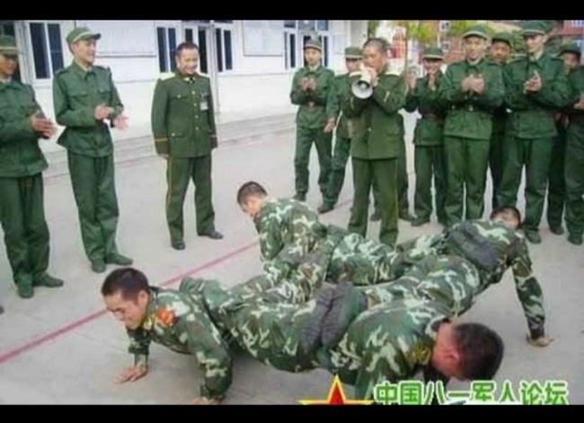 Суровая китайская армия.