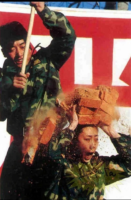 Суровая китайская армия.