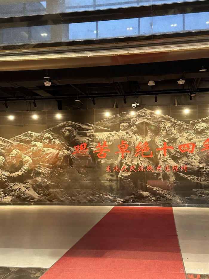 Немного похоже на советские барельефы и стилистику, но всё таки по-своему