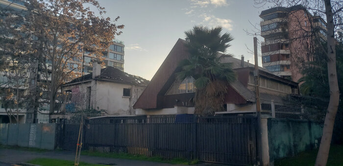 Встречаются заброшенные дома даже в центре города.