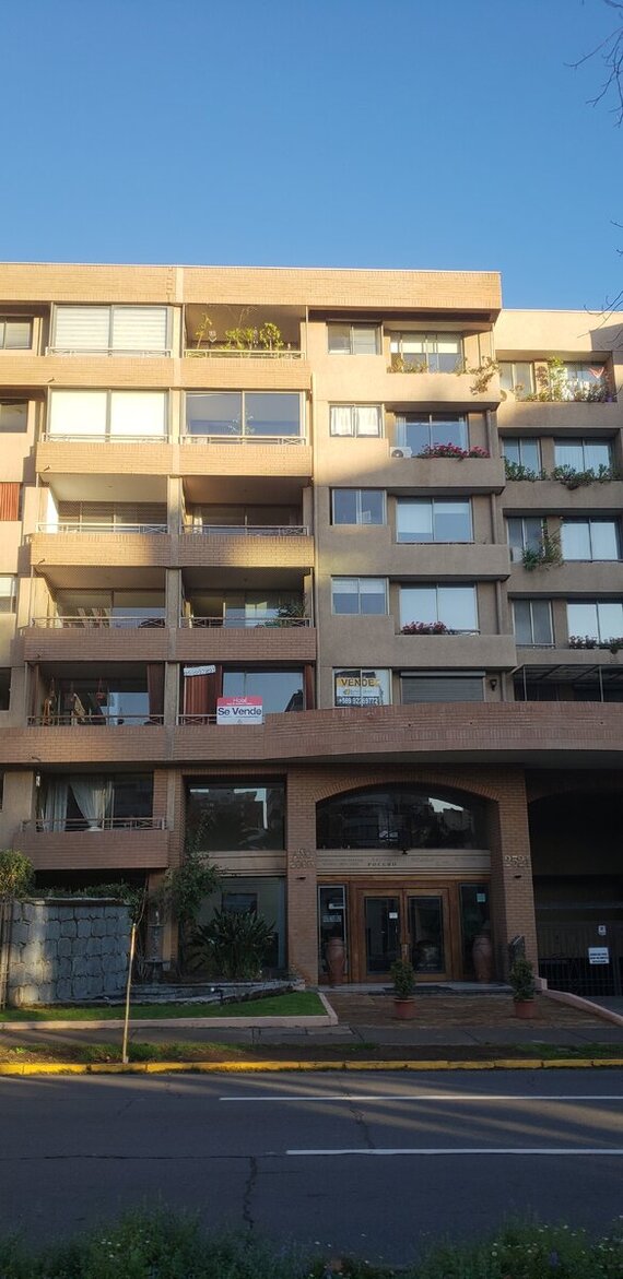 А напротив вашего подъезда тоже есть фонтан?