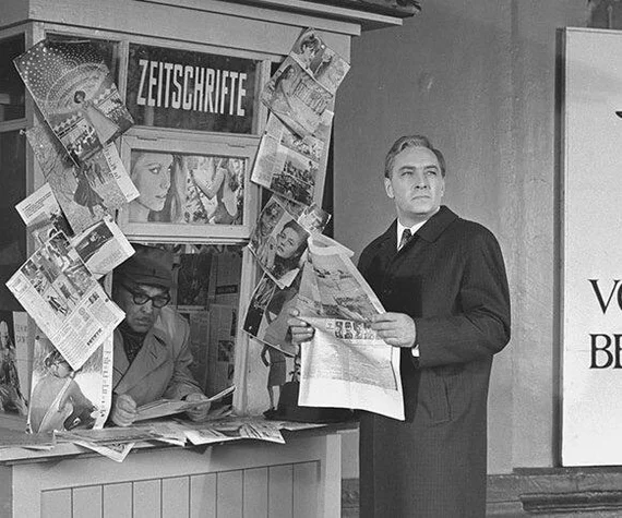 Some will say it's a blooper: in Germany in the 40s, magazines from the GDR of the 70s are sold - Actors and actresses, Scene from the movie, Strange humor