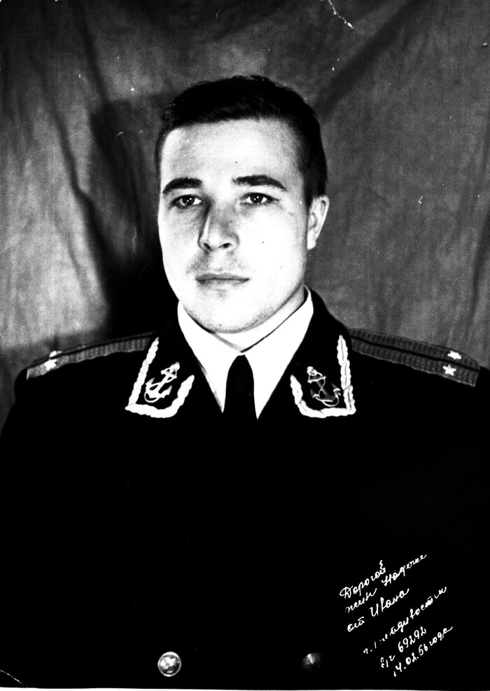 Отец во всей своей флотской красе.