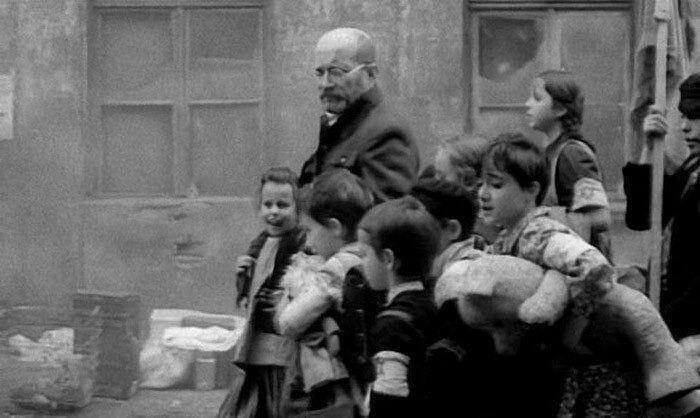 Janusz Korczak goes with children to the gas chamber. Treblinka. August 6, 1942. - The photo, Nazism, Janusz Korczak, Concentration camp inmates, The Second World War, Negative