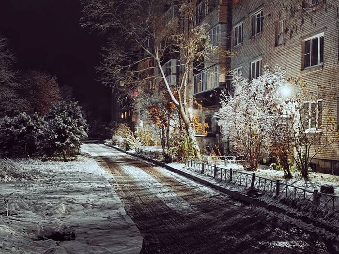 Первый снег в посёлке городского типа - Моё, Фотография, Мобильная фотография, Снег, Первый снег, Поселок, Архитектура, Ночь, Фонарь