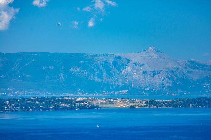 Аэропорт Керкиры на фоне горы Пантократор