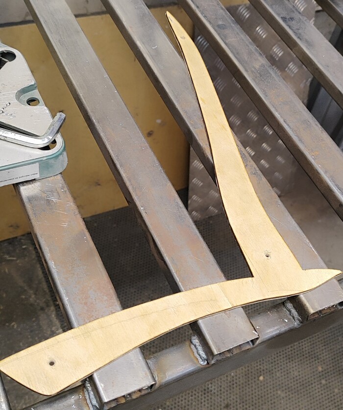 И после нескольких итераций на картоне, получаем уже чуть уменьшенную фанерный шаблон в размере 97% от оригинала, плазморез режет линию на 3мм дальше от края шаблона.