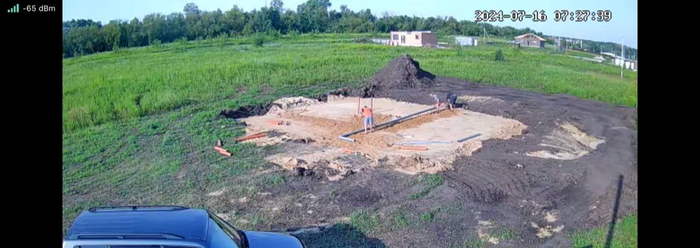 Длинная серая труба - ввод воды. Тянется через весь дом, так как скважина будет на внутреннем дворе