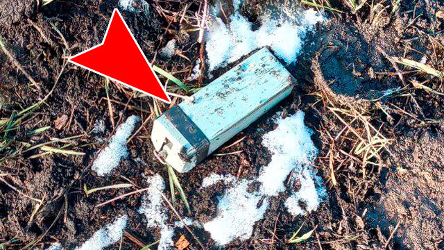 Мина, собранная кустарно по концепции ПМД-6, из какого-то современного материала. Сброшена с дрона. Стала штатно. Наши обнаружили на своих позициях. Наступить на такое было бы фатально... (фото из открытых источников)