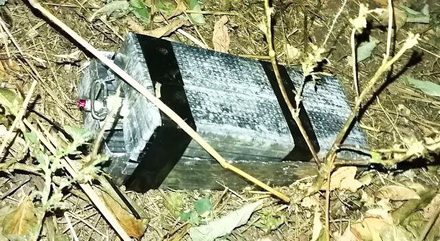 Мина, сделанная по принципу ПМД-6 из тонкого листового металла. Была сброшена на позиции наших войск с тяжёлого агро-дрона (фото из открытых источников)