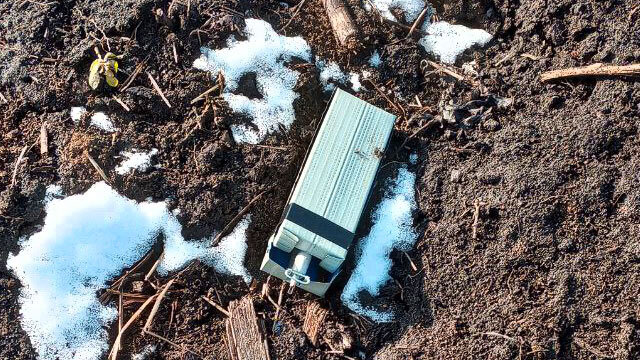 Сброшенная противником с агро-дрона мина, кустарно собранная по принципу ПМД-6. Корпус из какого-то современного строительного материала, тонкого металла с полимерным покрытием. Упала неудачно, крышкой вниз (фото из открытых источников)