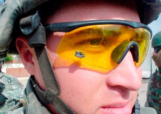 Баллистические очки поймали осколок (фото из открытых источников)
