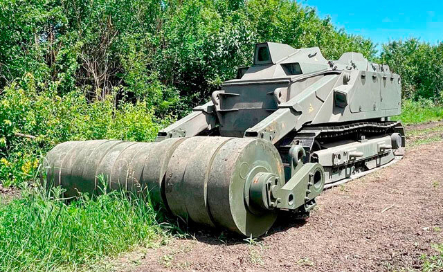 Робот разминирования «Уран-6» в исполнении с катками. Работает в тылах СВО где-то на Донбассе (фото из открытых источников)