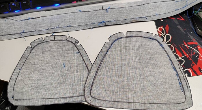 Разметка, обрезка и со второго раза получаем то что имеем. Можно было и с 3-го и 4-го раза, но материал кончился, а дерматины разбежались и кожу с "жопы дракона" больше не давали.