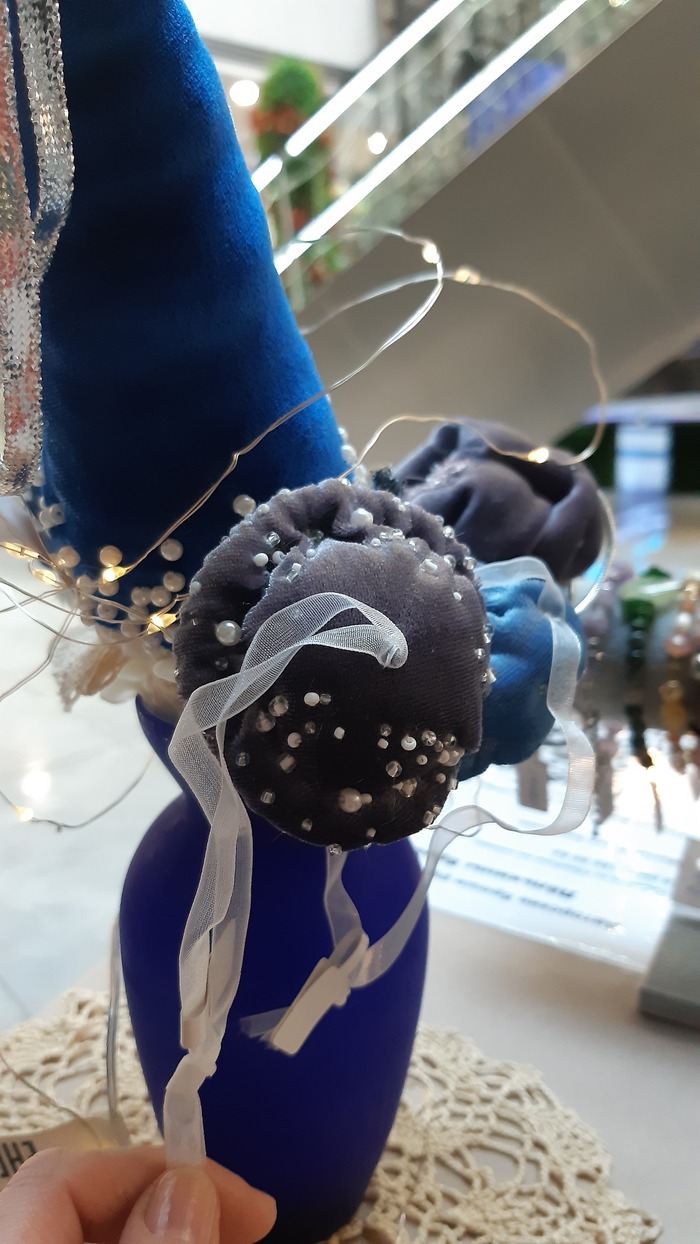 Фото с ярмарки, на которой я участвовала а октябре. Букет из мухоморов разных цветов украсил мой столик.