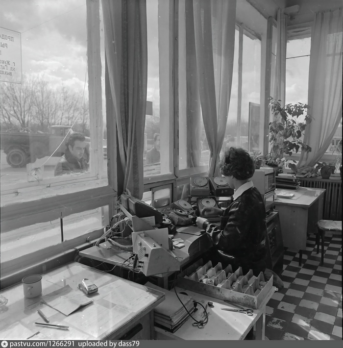 Женщина-оператор отпускает топливо на ведомственной заправке - пультов мало, кассы нет. Слева ящик для талонов.