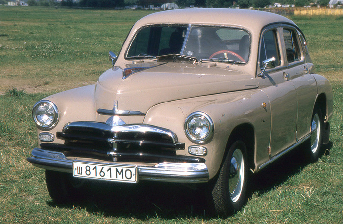 Неродные зеркала, современные колеса и повторители поворотов на крыльях делали эксплуатацию старых машин более удобной