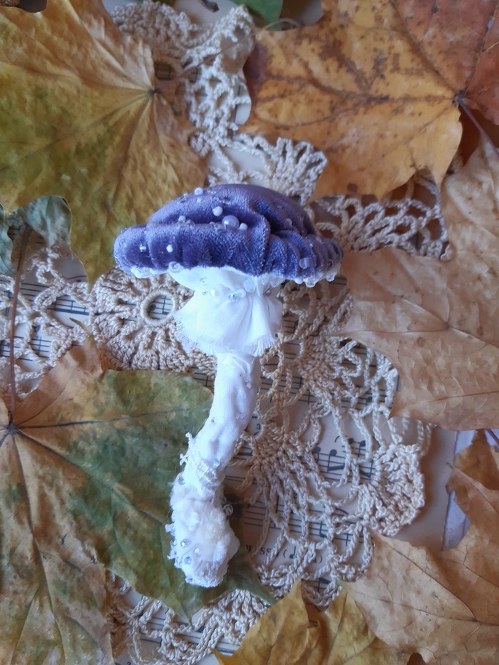 В этом грибочке проволочный каркас и в ножке, и в шапочке