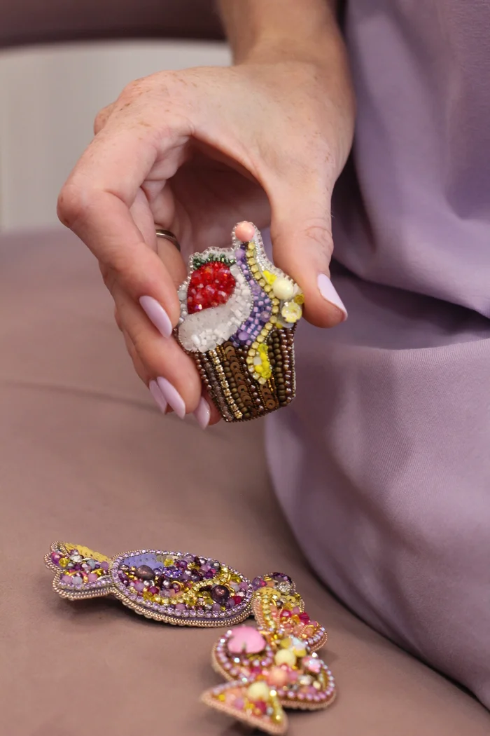 For those on a diet... - My, Vertical video, Brooch, Needlework, Needlework without process, Beadwork, Cake, Sweet tooth, Sweets, Cupcakes, Video, Longpost