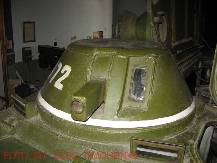 Башня МТ-ЛБ со снятым пулемётом. Виден прицел для стрельбы и триплексы для обзора командира