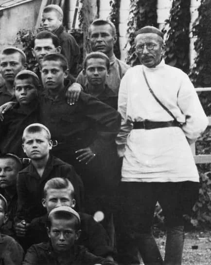 Reply to the post Janusz Korczak goes with children to the gas chamber. Treblinka. August 6, 1942 - Parenting, Upbringing, Makarenko, Pedagogy, Parents, Growing up, Reply to post, A wave of posts