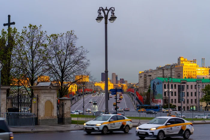 Moscow - city of taxis. Photos taken with a difference of a couple of seconds from the same place - My, The photo, Homeland, Beginning photographer, Photographer, Photo on sneaker, Taxi