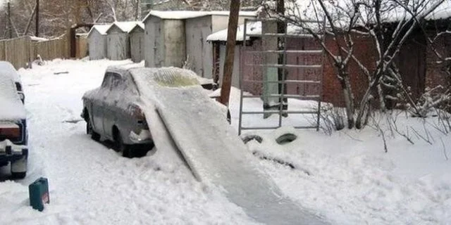 You won't believe it, but this is an ordinary children's slide in Biryulevo - Moscow, Humor, Slide, Winter, Winter fun, Moskvich 412, Auto, The photo, Hardened