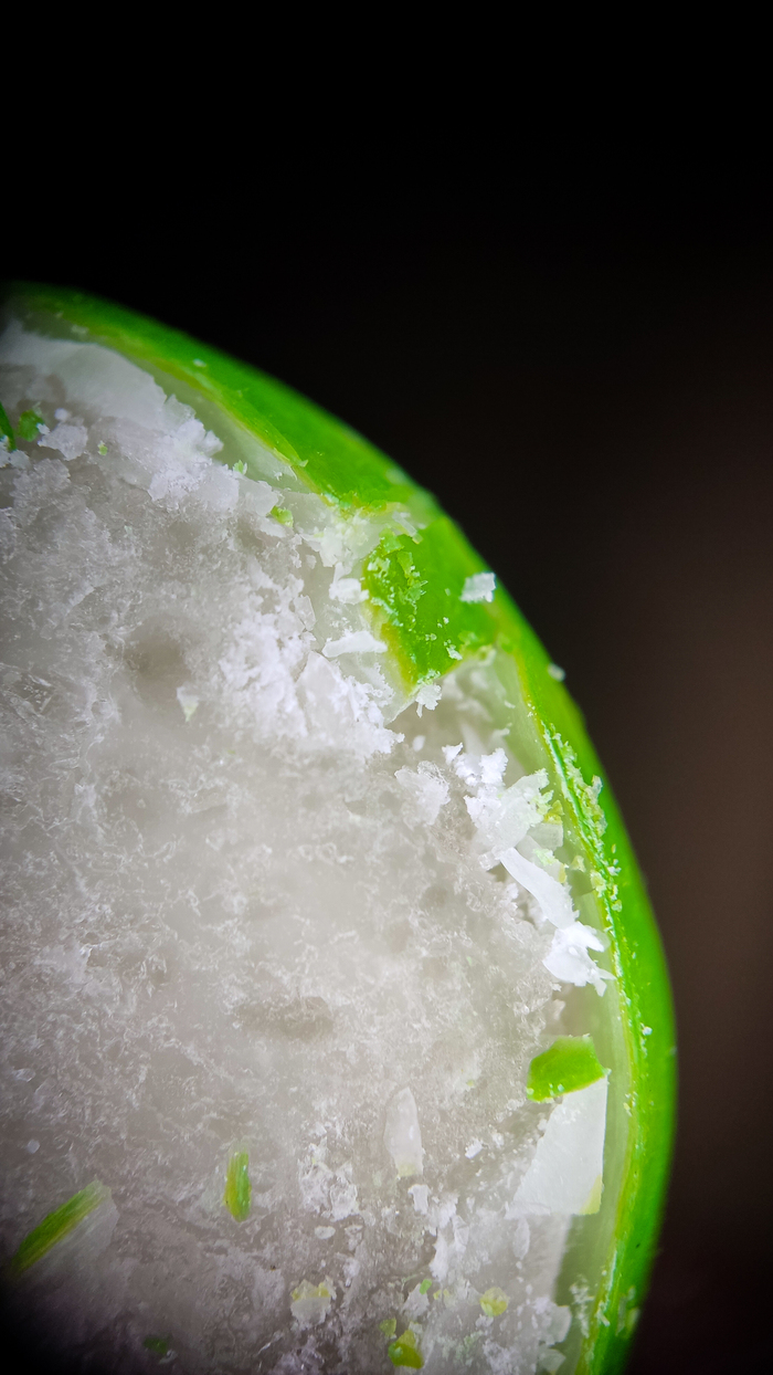 Структура напоминает кокосовую стружку