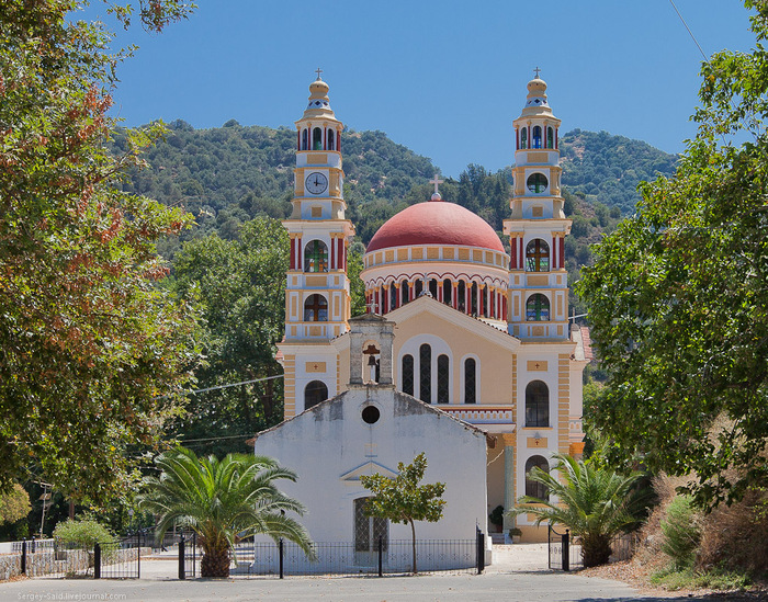 Почему Церковь стремится к богатству вопреки заветам раннего христианства ?