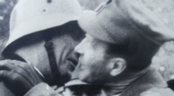 пакт гитлера-пилсудского от 1934 помним? А совместный военный парад немцев и поляков на оккупированной чешской земле?