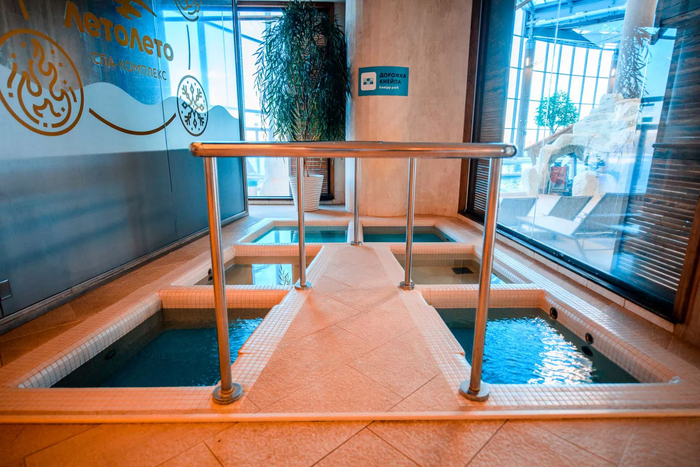 Дорожка Кнейпа – это водяная дорожка, состоящая из небольших ванночек, с контрастной — холодной водой 10-12°С и горячей водой 30-40°С. Фото с Сайта бронирования- сфоткать не получилось-постоянно люди!