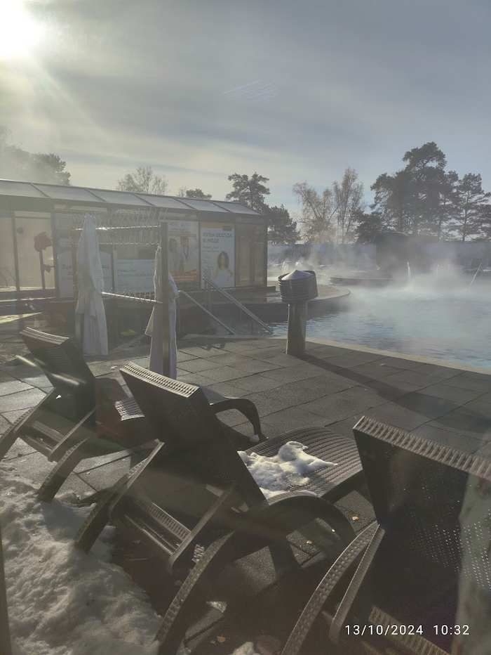 Вот в этой "будке" с оригинальной рекламой вход из теплого здания