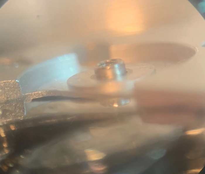 Искривленная стойка ротора автоподзавода + верхний бушон секундного колеса хронографа