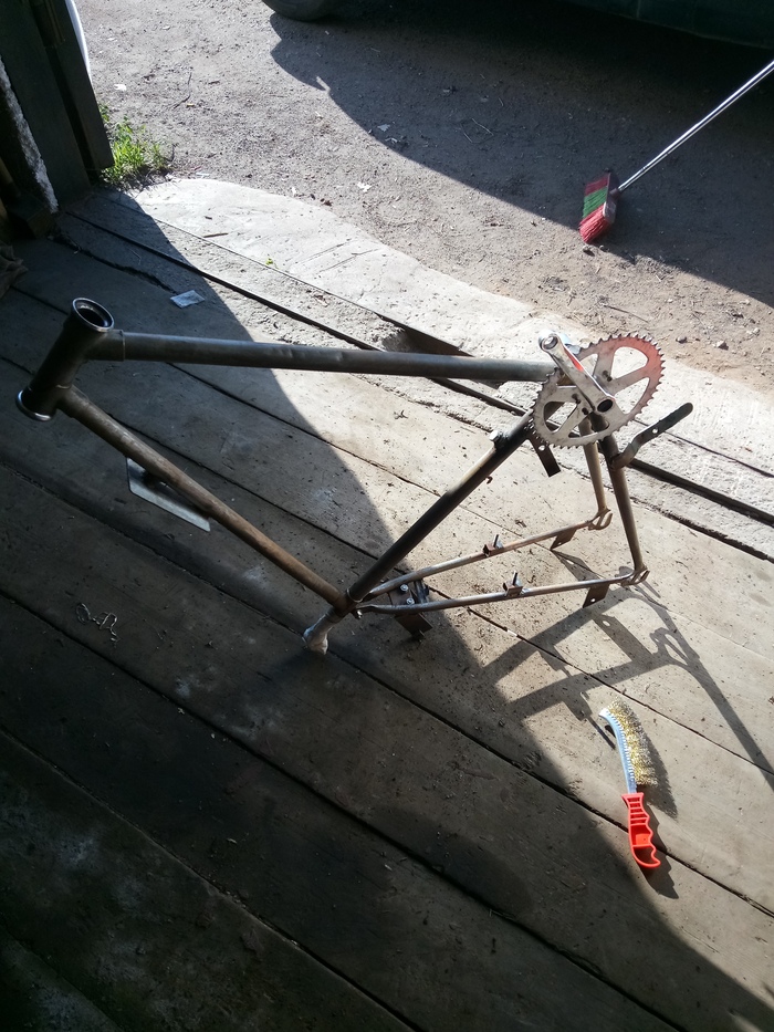 Голая рама в процессе чистки.