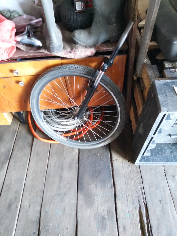 Для того чтобы удары от дороги не отзывались болью в руках, поставил вместо стандартной ураловской вилки китайскую с пружинами. К тому же там есть стандартные крепления для тормозов.