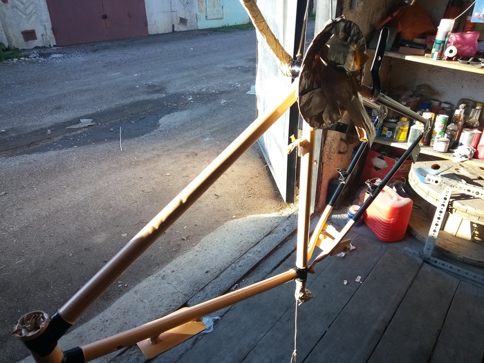 Потом покрасил и покрыл лаком. Сзади приварил самодельные крепления для тормозов.