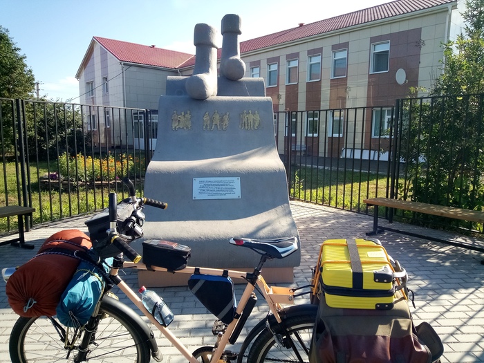 Заехал в Алексеевск. Вроде как памятник валенкам.