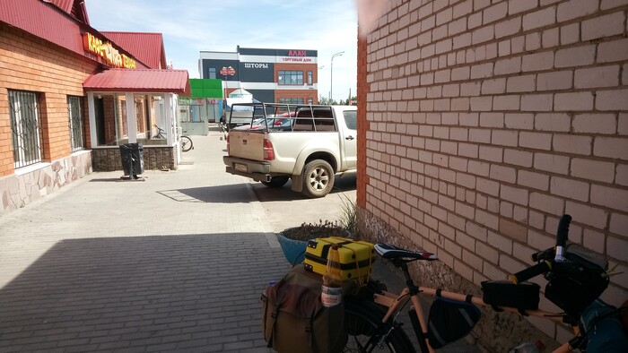 Жаркий выдался день. Кое где в тенёчке решил передохнуть.