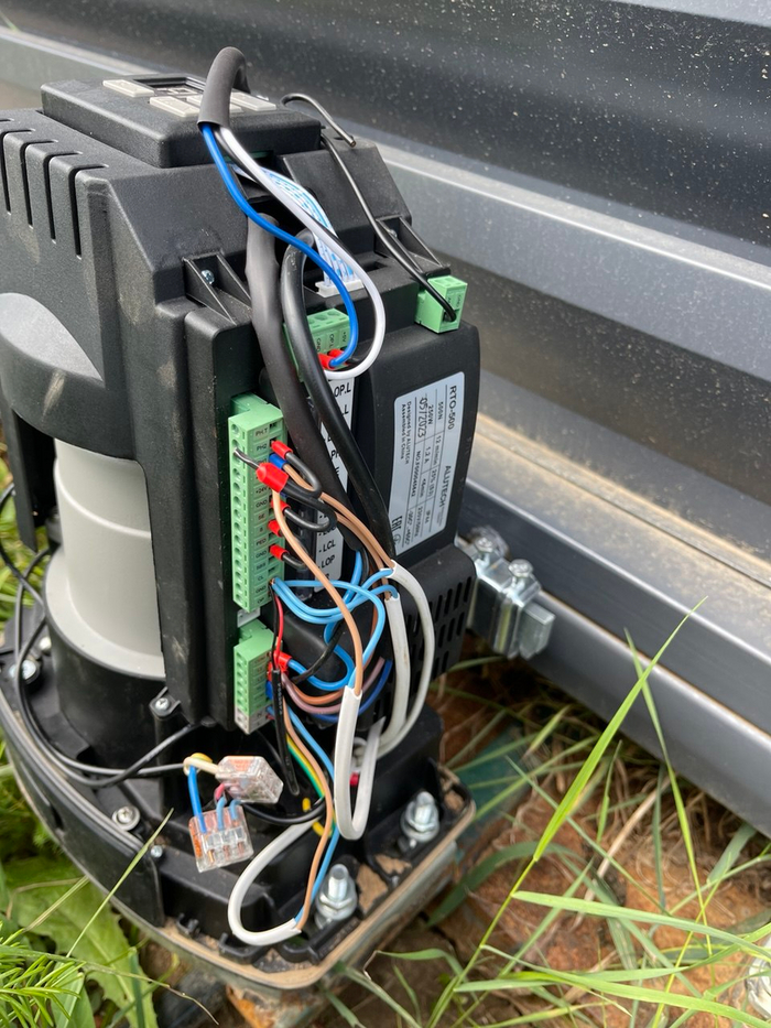 Вон на длинной планке контактов CL - закрыть, OP - открыть