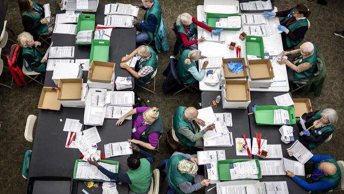 © AP Photo / Chet Strange. Сотрудники избирательной комиссии проверяют бюллетени