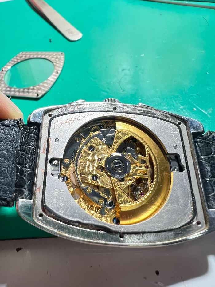 Помятый прокладка часов + следы обилия силикона по втулке и корпусу часов