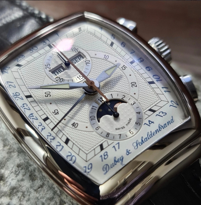 Dubey & Schaldenbrand Gran Chrono Astro, на автоматическом калибре 7751 с полным календарем, дата отмечается центральной стрелкой, индикации дня недели и месяца в апертуре на 12 часов + индикация фаз луны, так же хронограф.