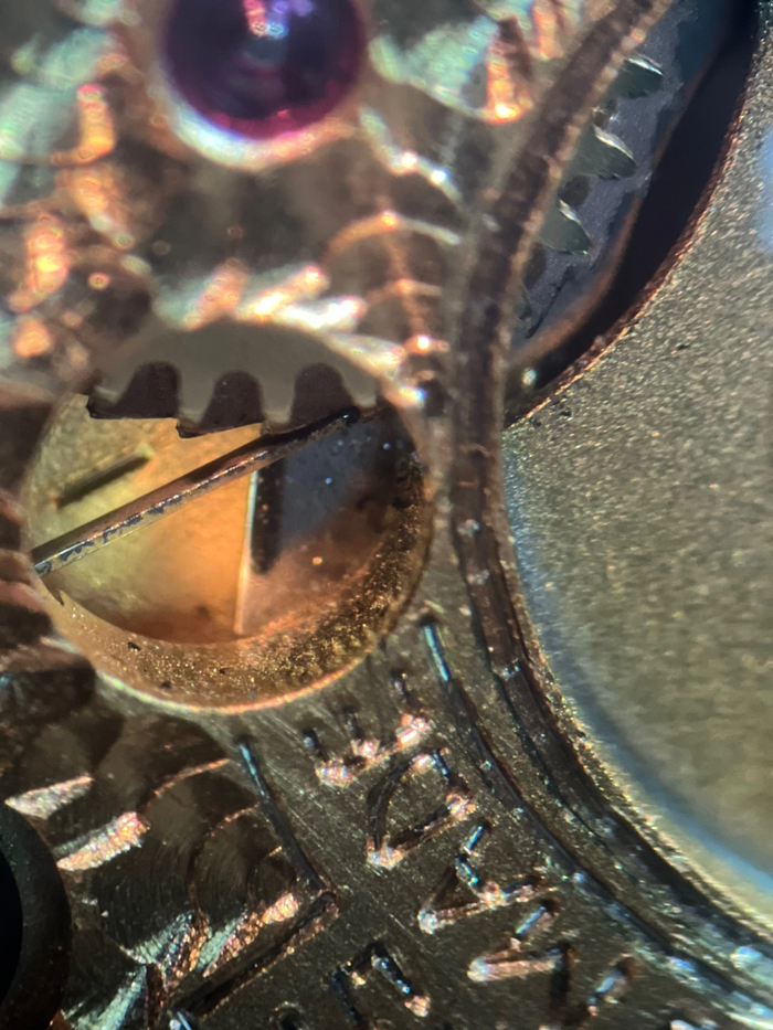 Мелкий сор - накиданная смазка от реверсивного колеса автоподзавода