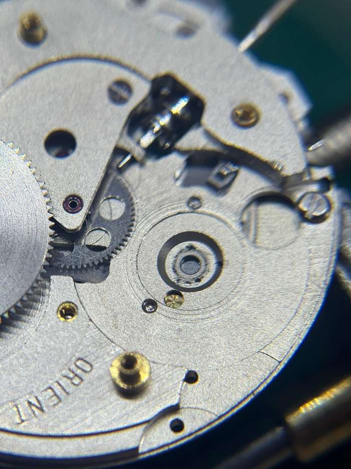 Посадочное место барабана часов со следами грязи