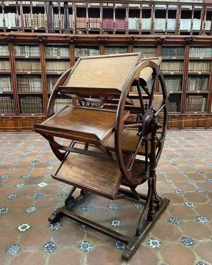 An 18th century browser that allowed you to read up to 8 open tabs at once - Library, Books, Middle Ages