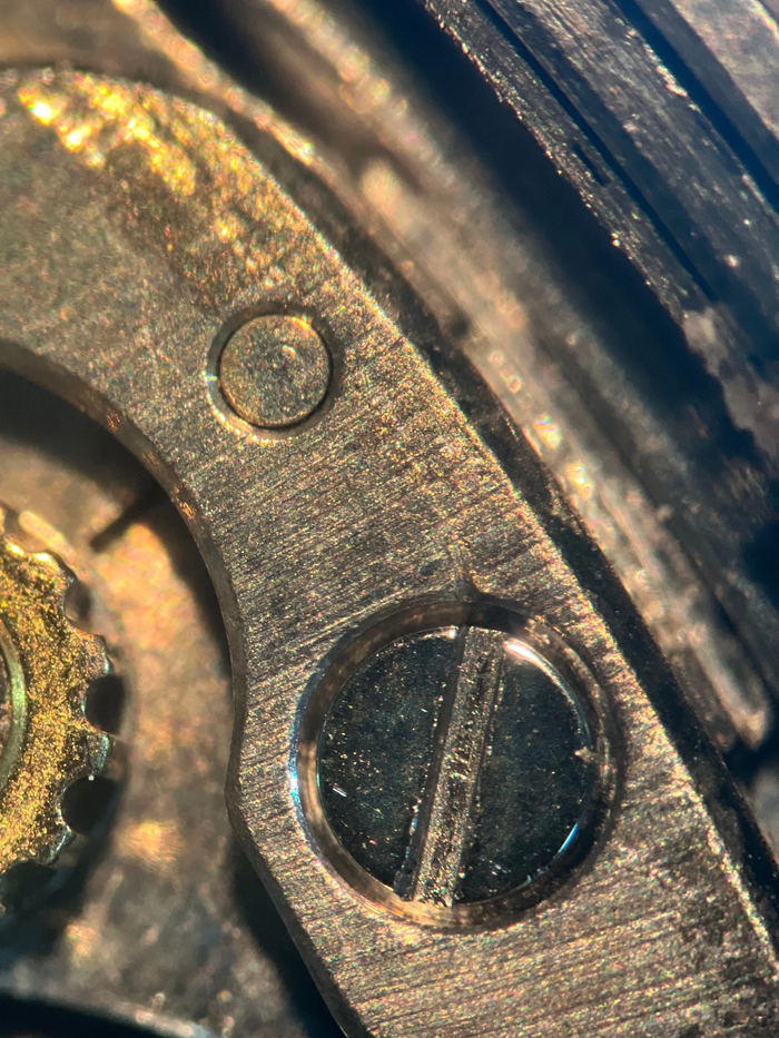 Желтые следы от ротора автоподзавода у которого изношена стойка