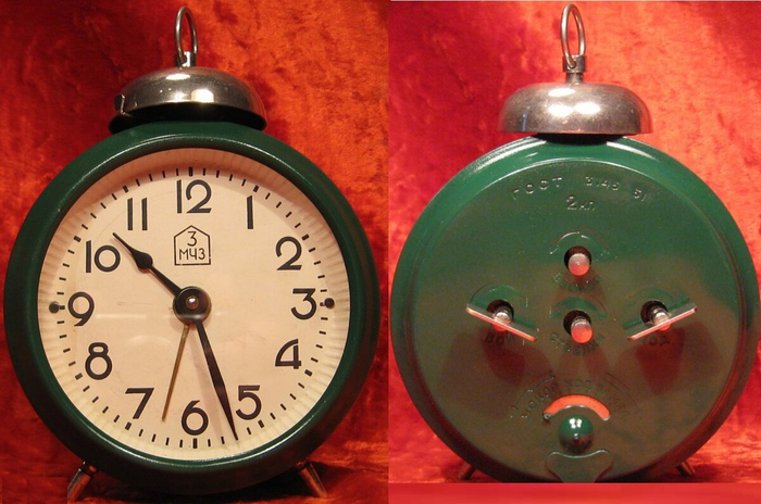 Примерно такой был будильник. Фото из интернета - наш не сохранился.